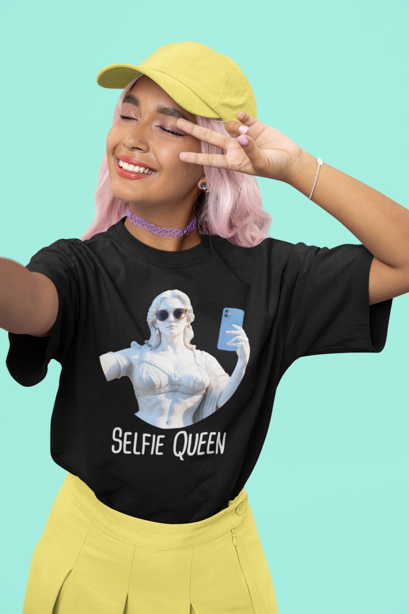 T - Shirt mit Selfie Marmor Statue - Einzigartige und Stilvolle Designs - TeeGerDesign - T - Shirt - Crew neck