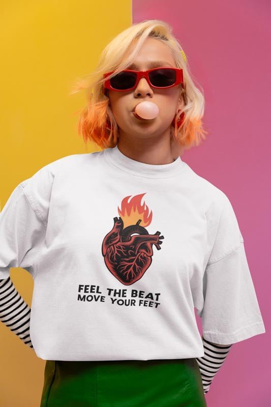 Tanzshirt mit brennendem Herz Feel the beat, move your feet - TeeGerDesign - T - Shirt - Crew neck