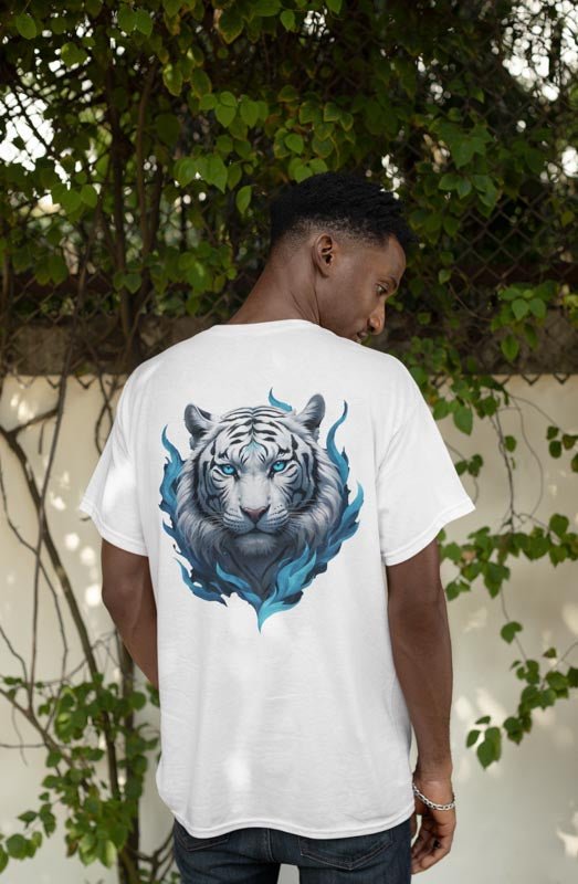 Tiger mit Blauer Flamme T - Shirt und minimalistischem TeeGer Schriftzug - TeeGerDesign - T - Shirt - Brand